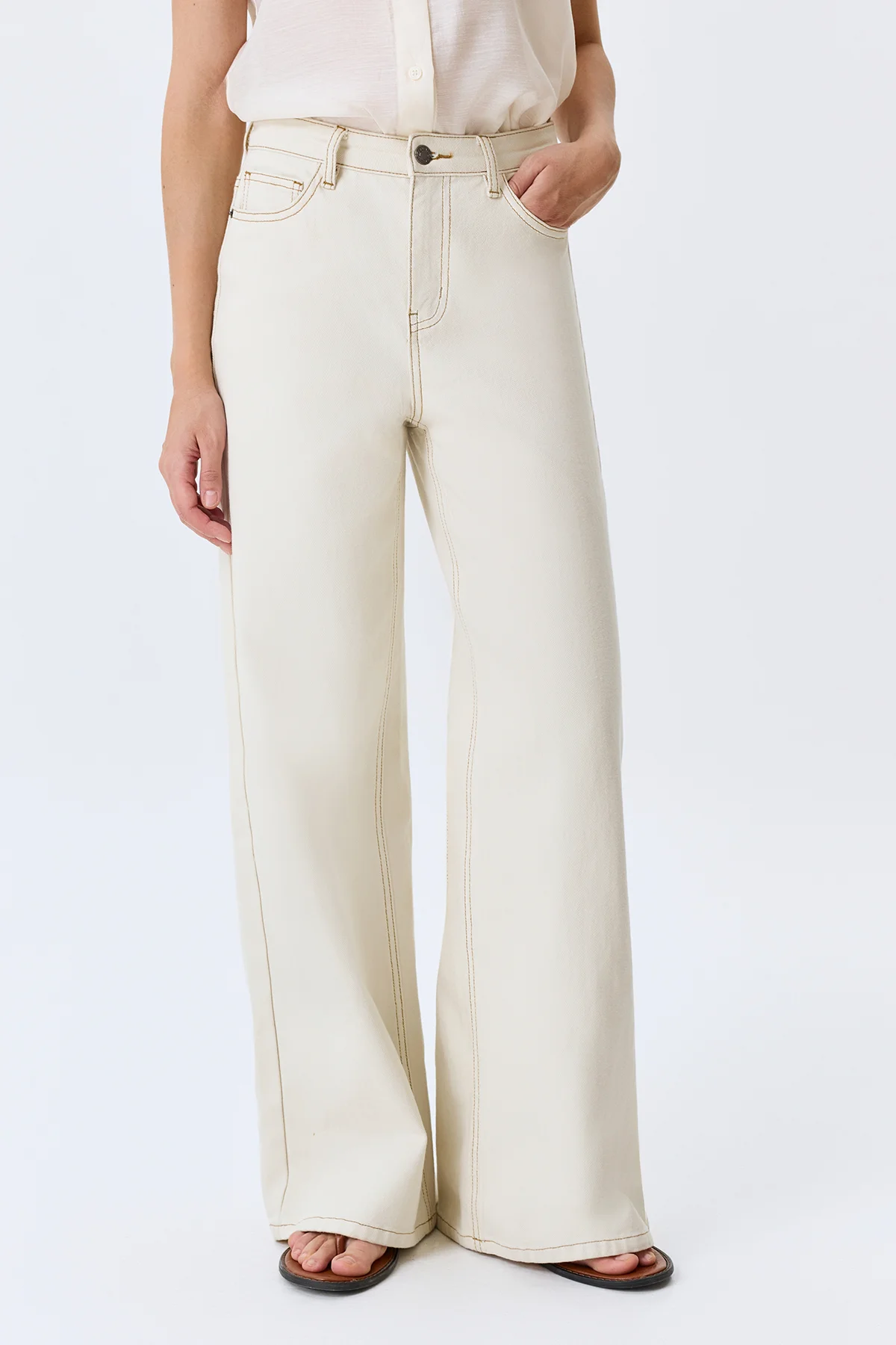 Светлые джинсы из фактурного денима, 52