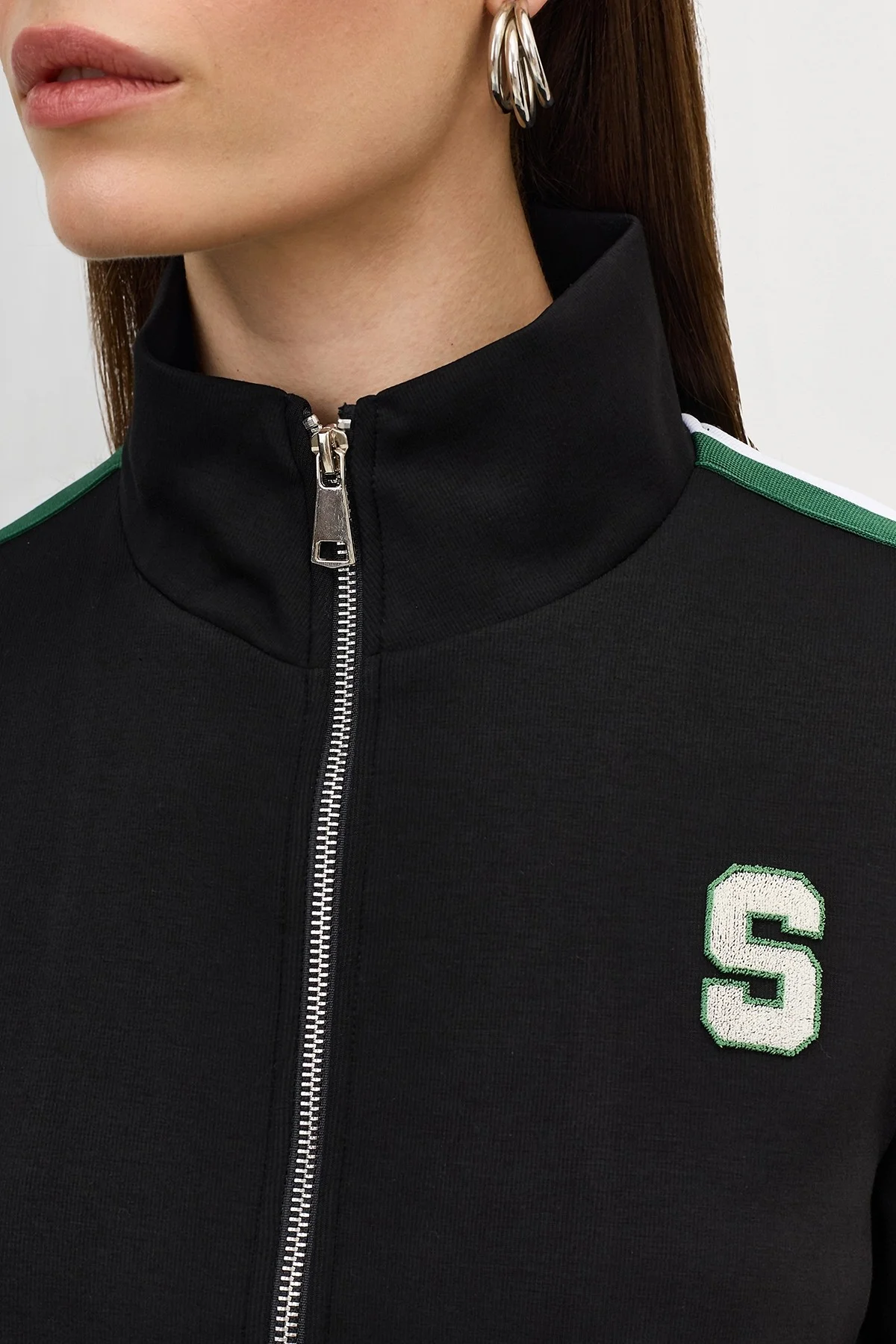 Трикотажный бомбер в спортивном стиле,44