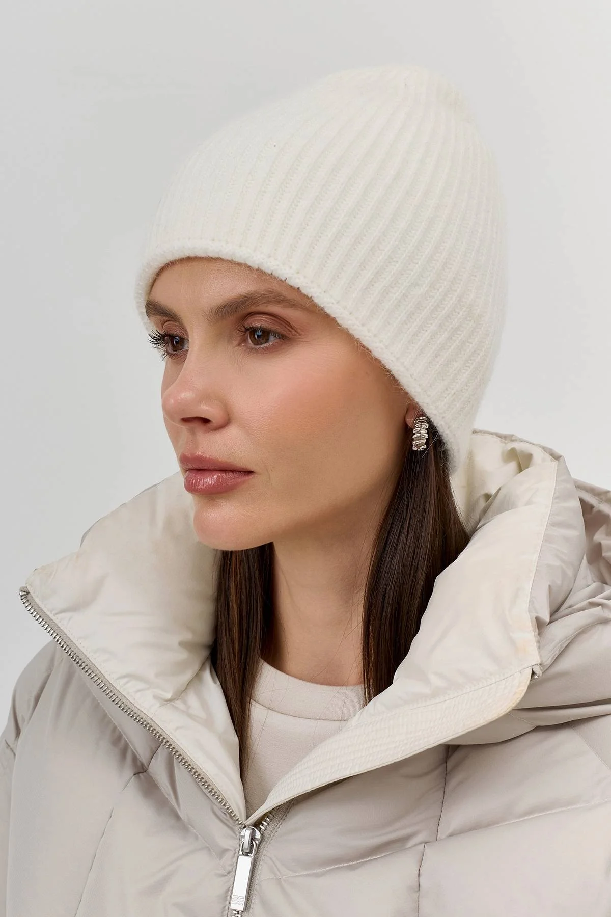 Белая шапка в рубчик с ангорой, One