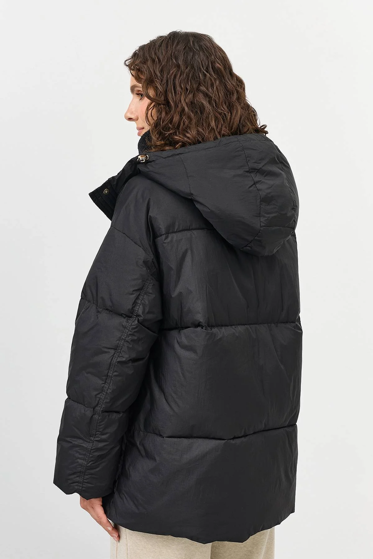 Лимитированная серия черная куртка из нейлона с метализированным эффектом с палантином, 46