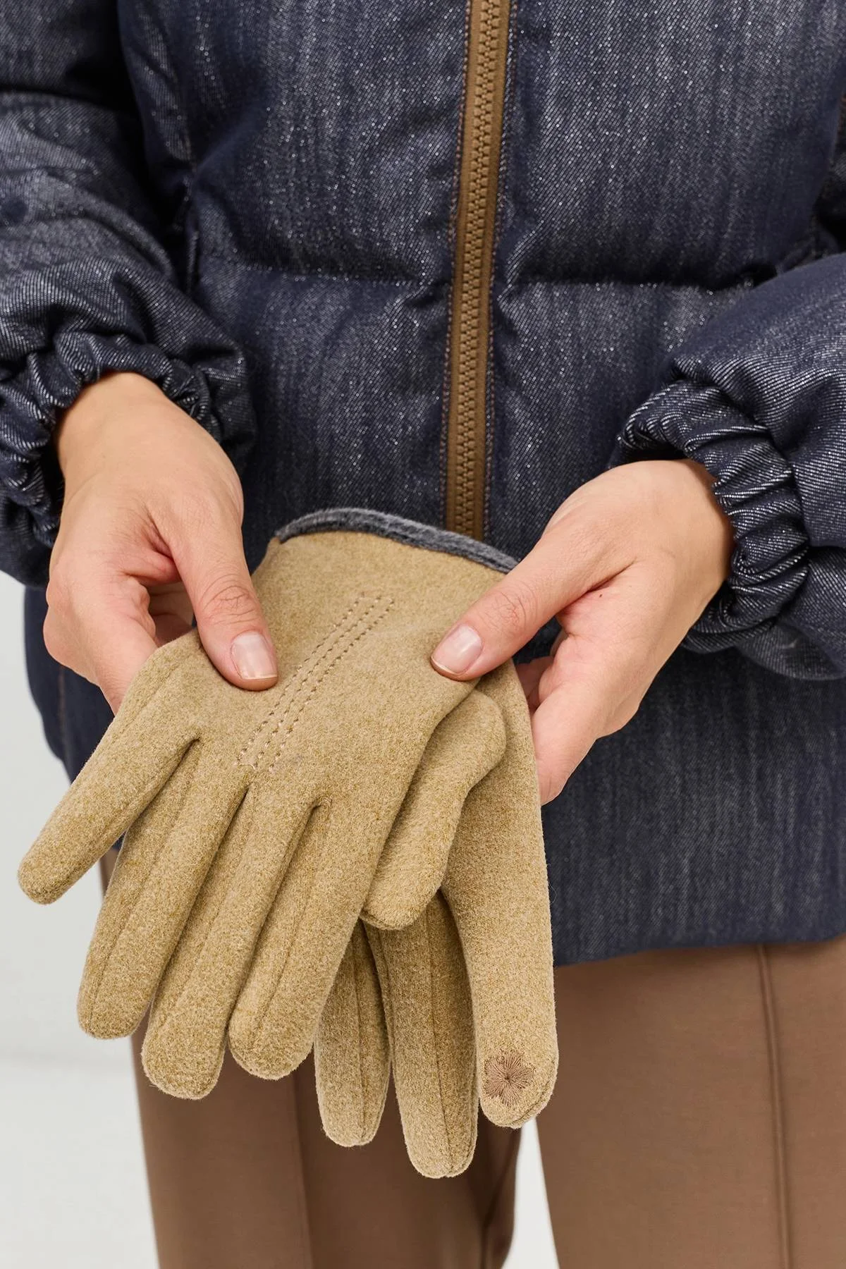 Трикотажные перчатки с вышивкой, One