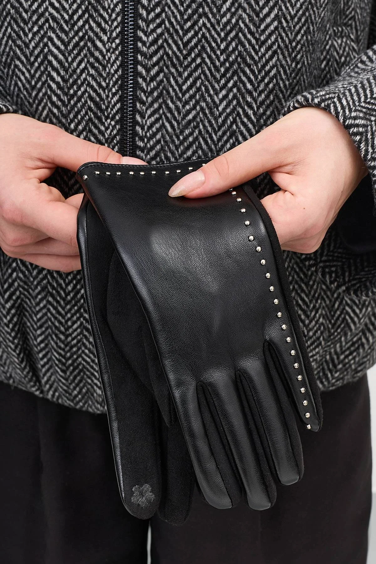 Перчатки с металлическим декором, One