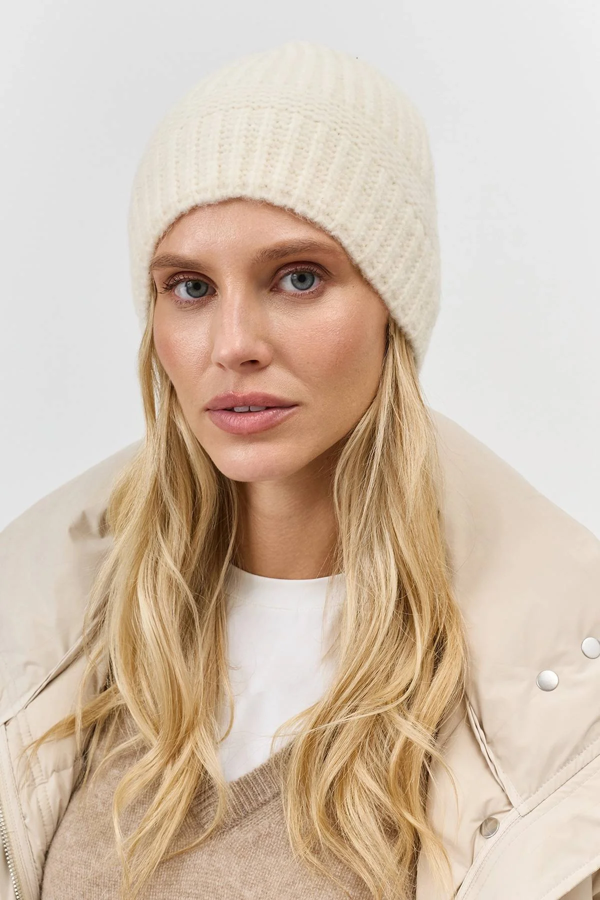 Светлая шапка с шерстью, One