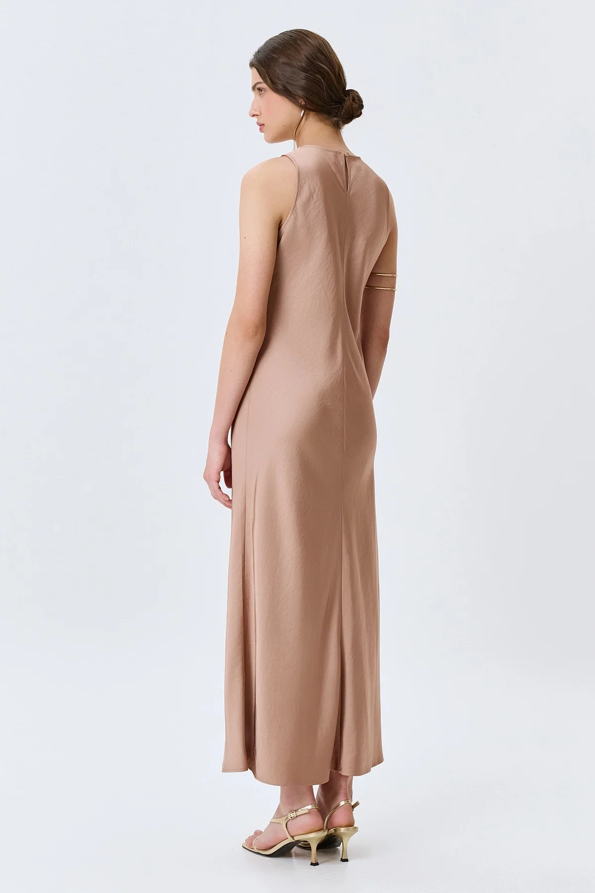 Бежевое сатиновое платье из смесовой вискозы, 48
Бежевое сатиновое платье из смесовой вискозы