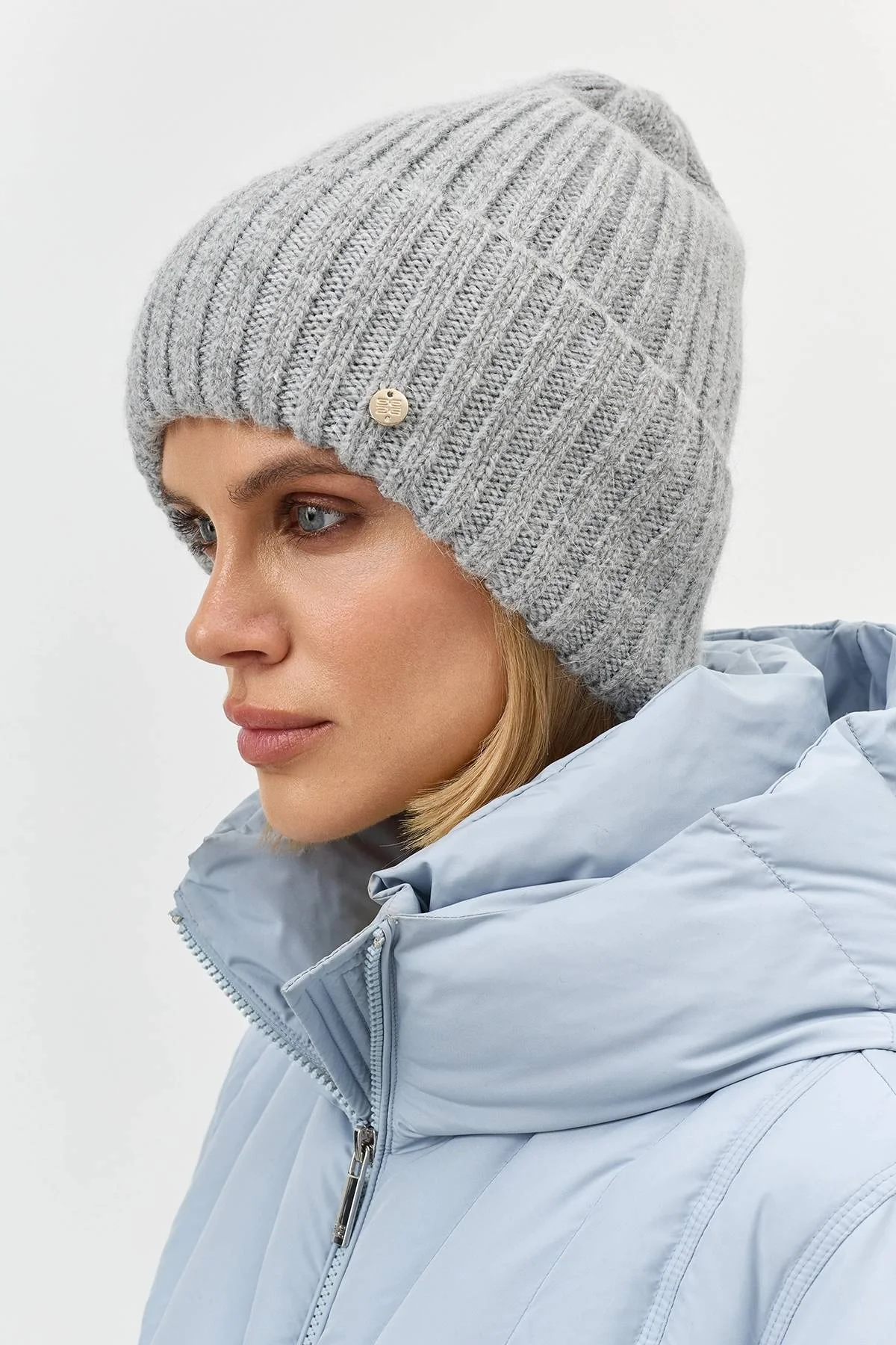 Серая объемная шапка в рубчик, One