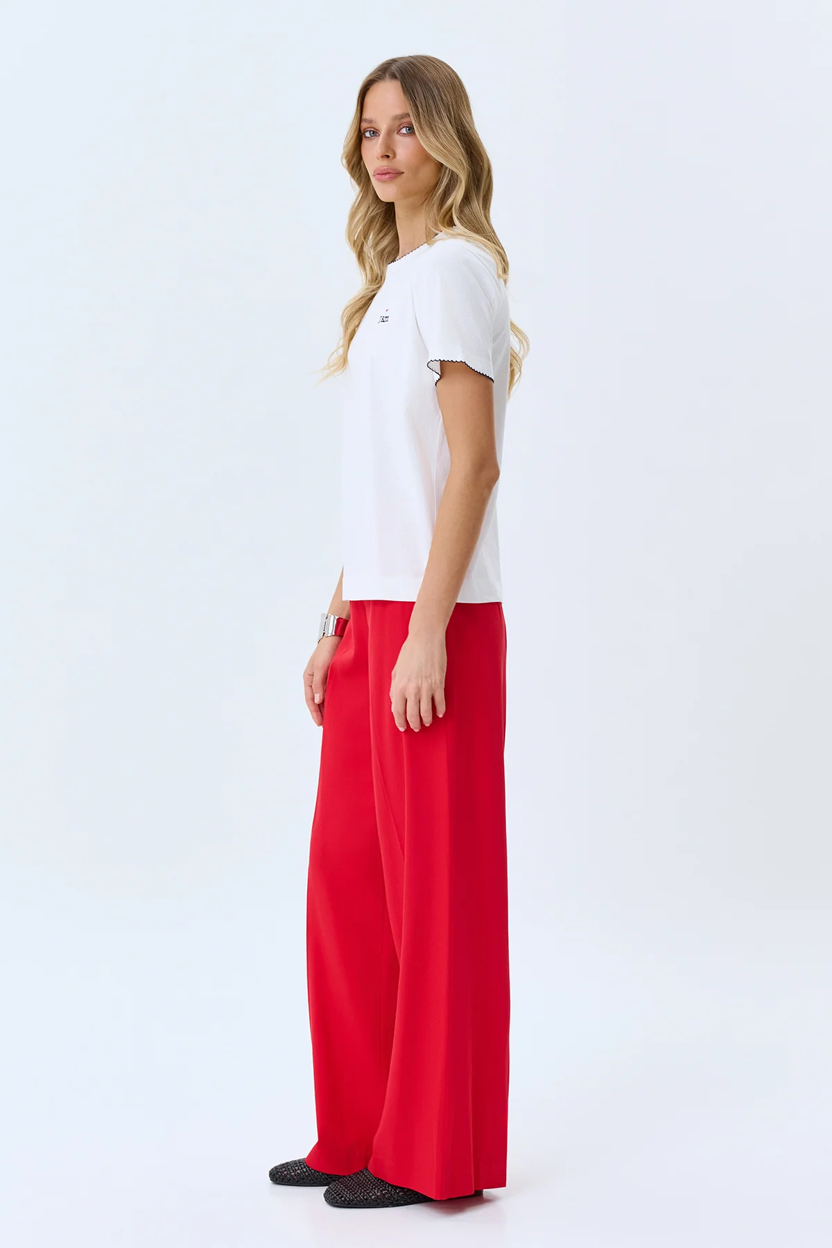 Футболка из тенселя с деликатной вышивкой, 50