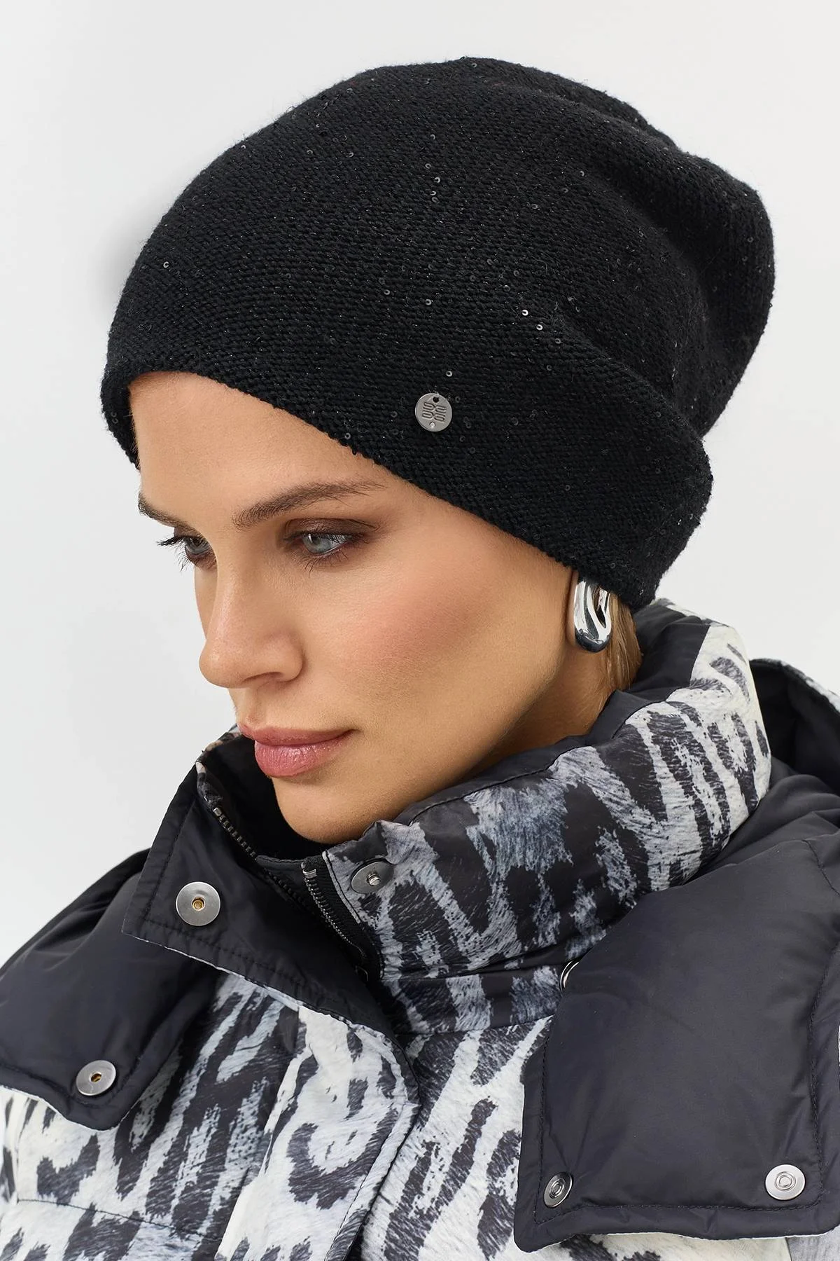 Черная шапка с деликатными пайетками, One