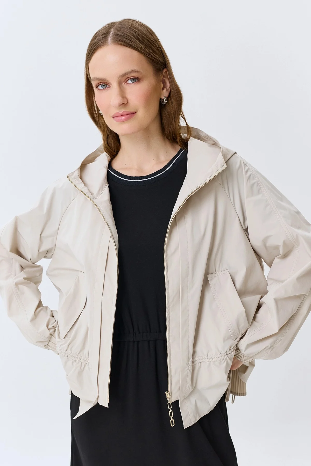 Легкая ветровка с капюшоном, 46