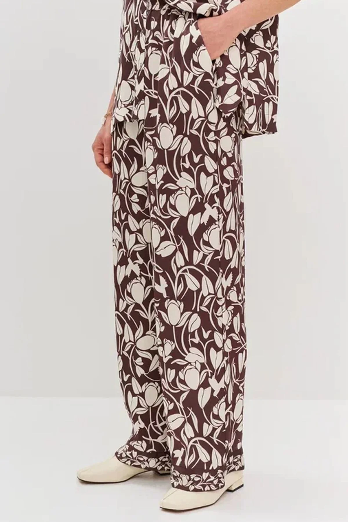 Брюки шоколадного цвета с бежевым флоральным принтом, 54р