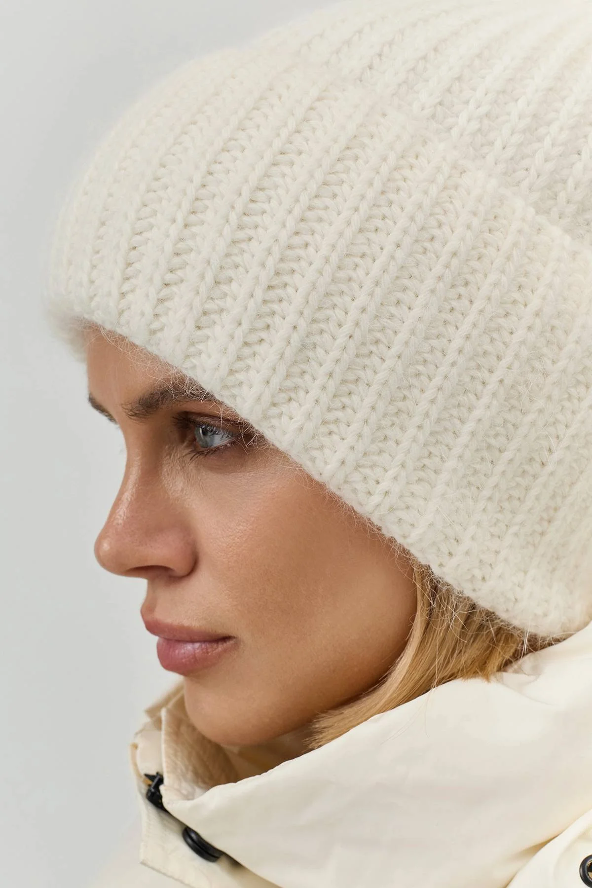 Белая теплая шапка с ангорой, One