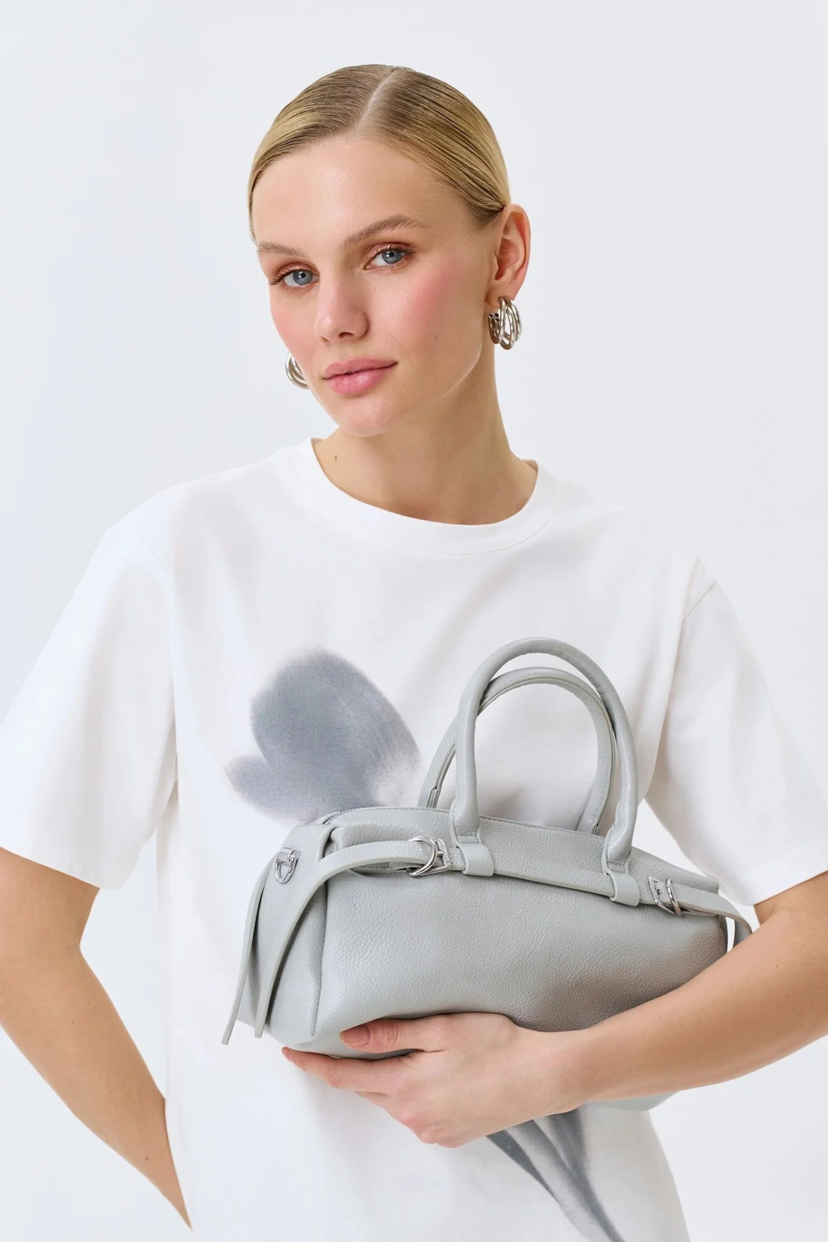 Серая сумка-багет с декоративными ремешками, One