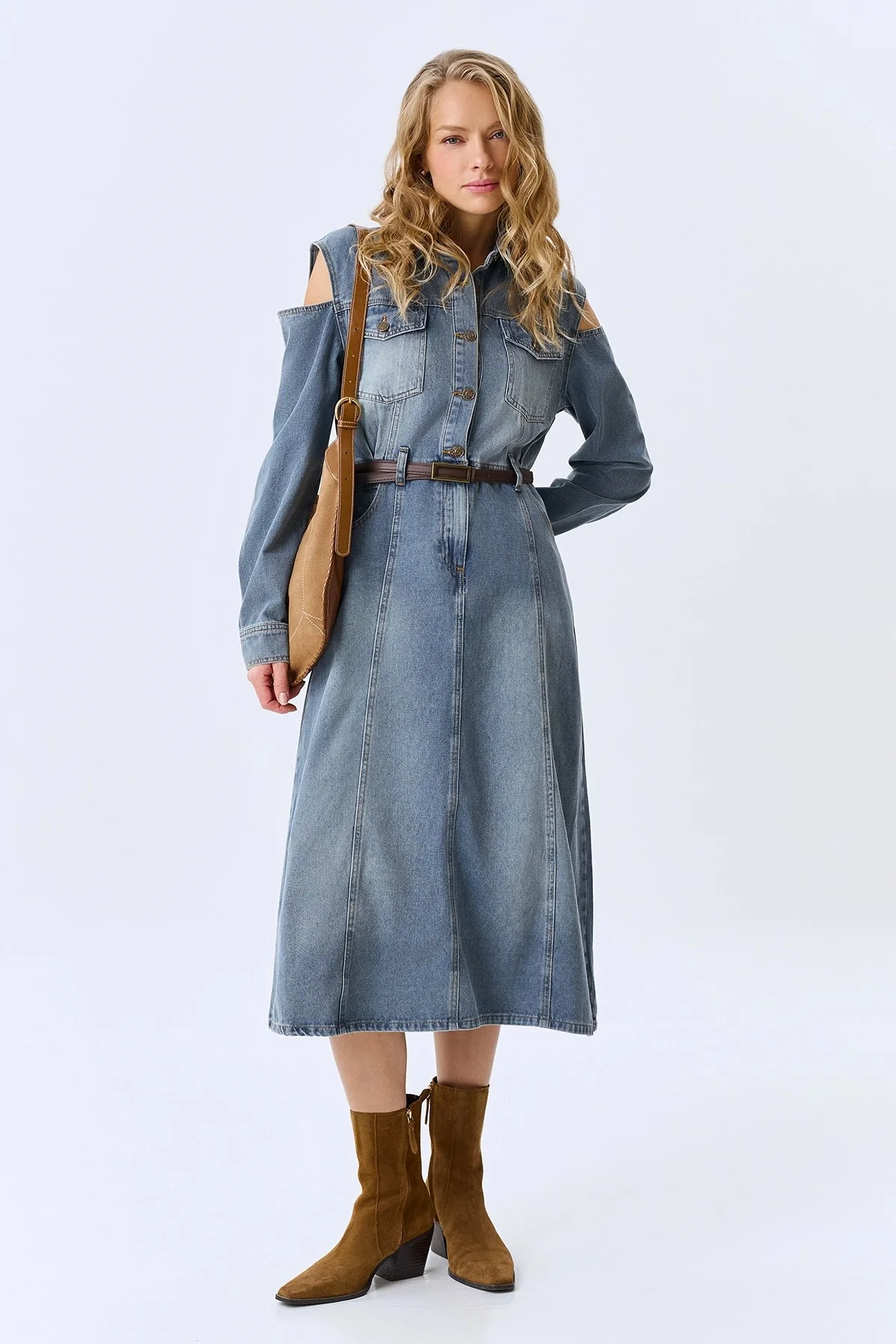 Джинсовое платье с вырезами на плечах