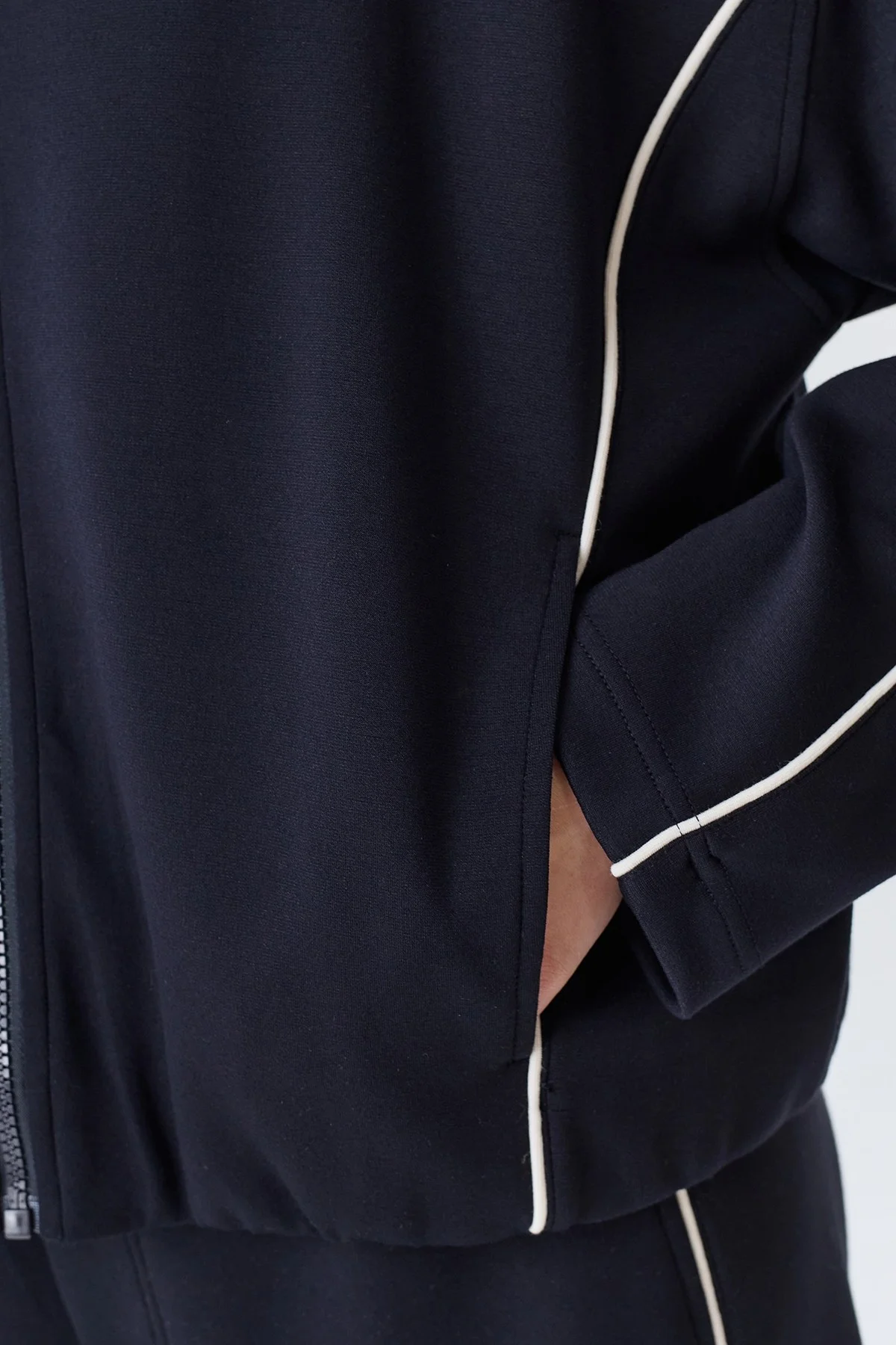 Трикотажный бомбер в спортивном стиле, 46