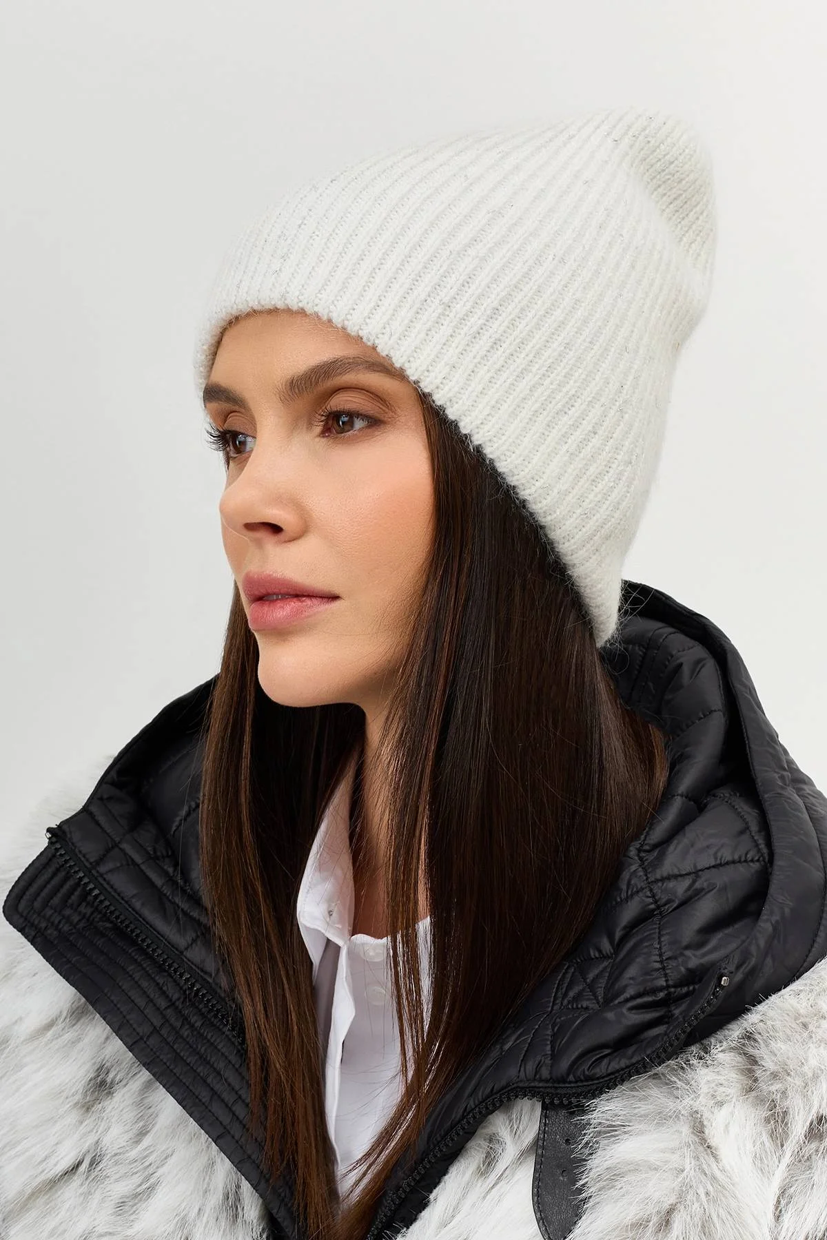 Белая шапка в мелкий рубчик с люрексом, One