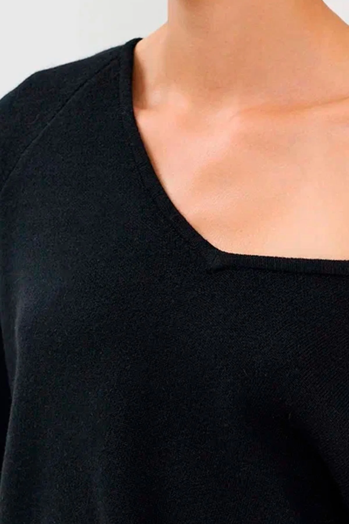 Объёмный трикотажный джемпер с обширным вырезом горловины, 48р