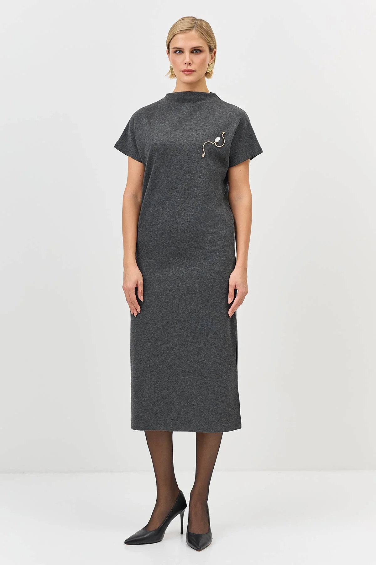 Лимитированная серия платье-миди с брошью и палантином, 34