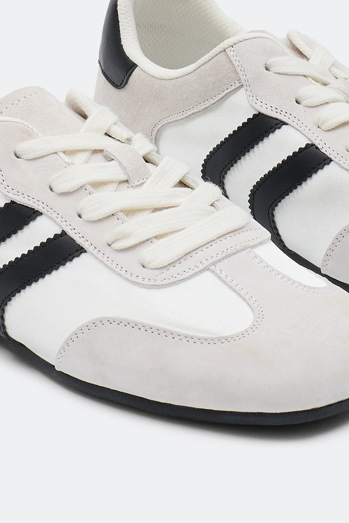 Комбинированные кроссовки с контрастными деталями, 39