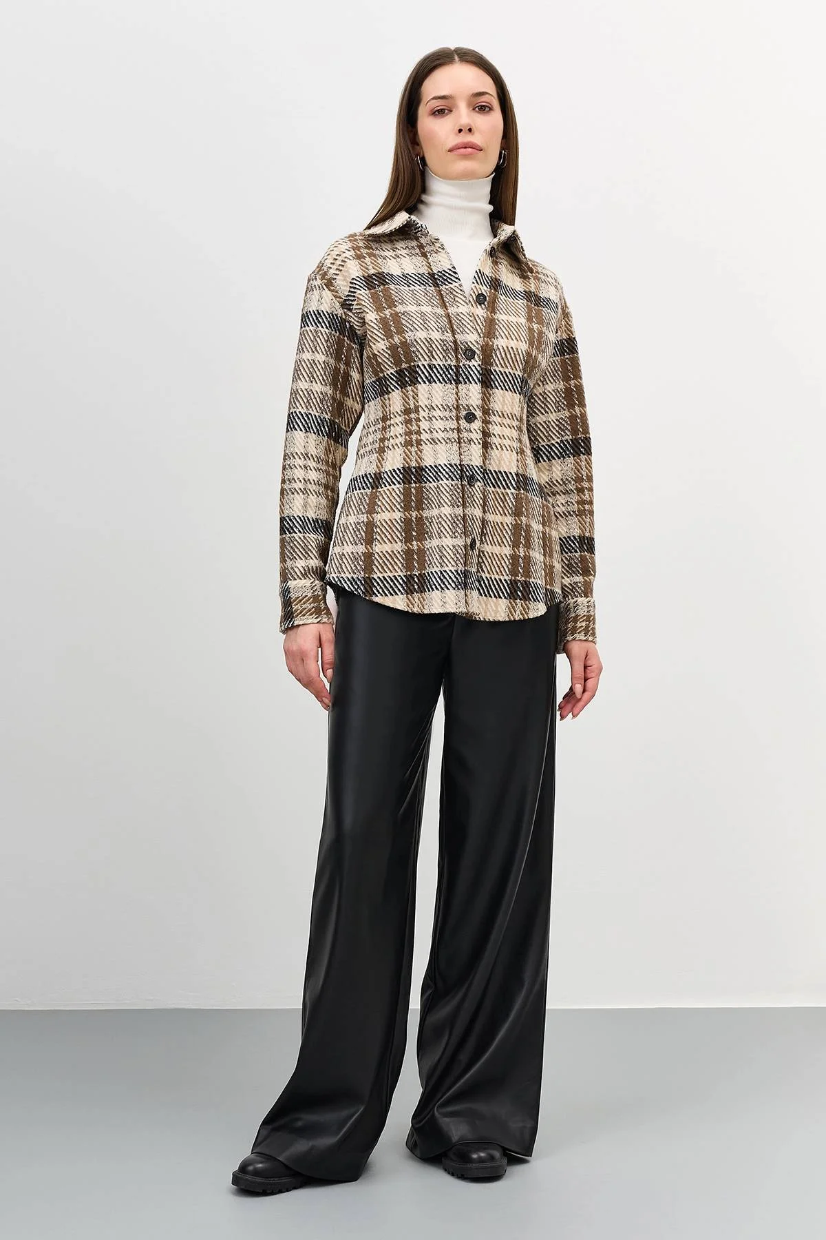 Черные брюки с карманами, 48