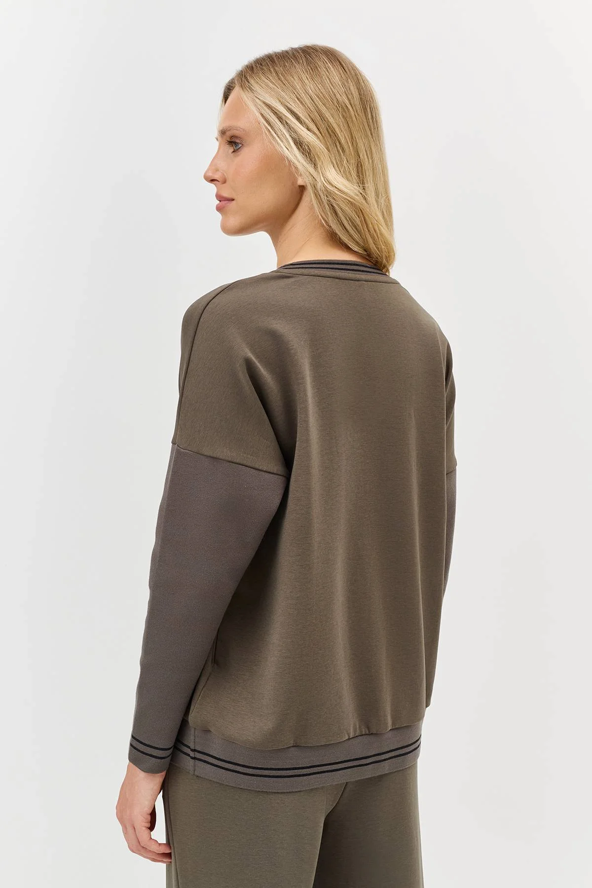 Лимитированная серия свитшот из модала с V-образным вырезом и палантином, 38