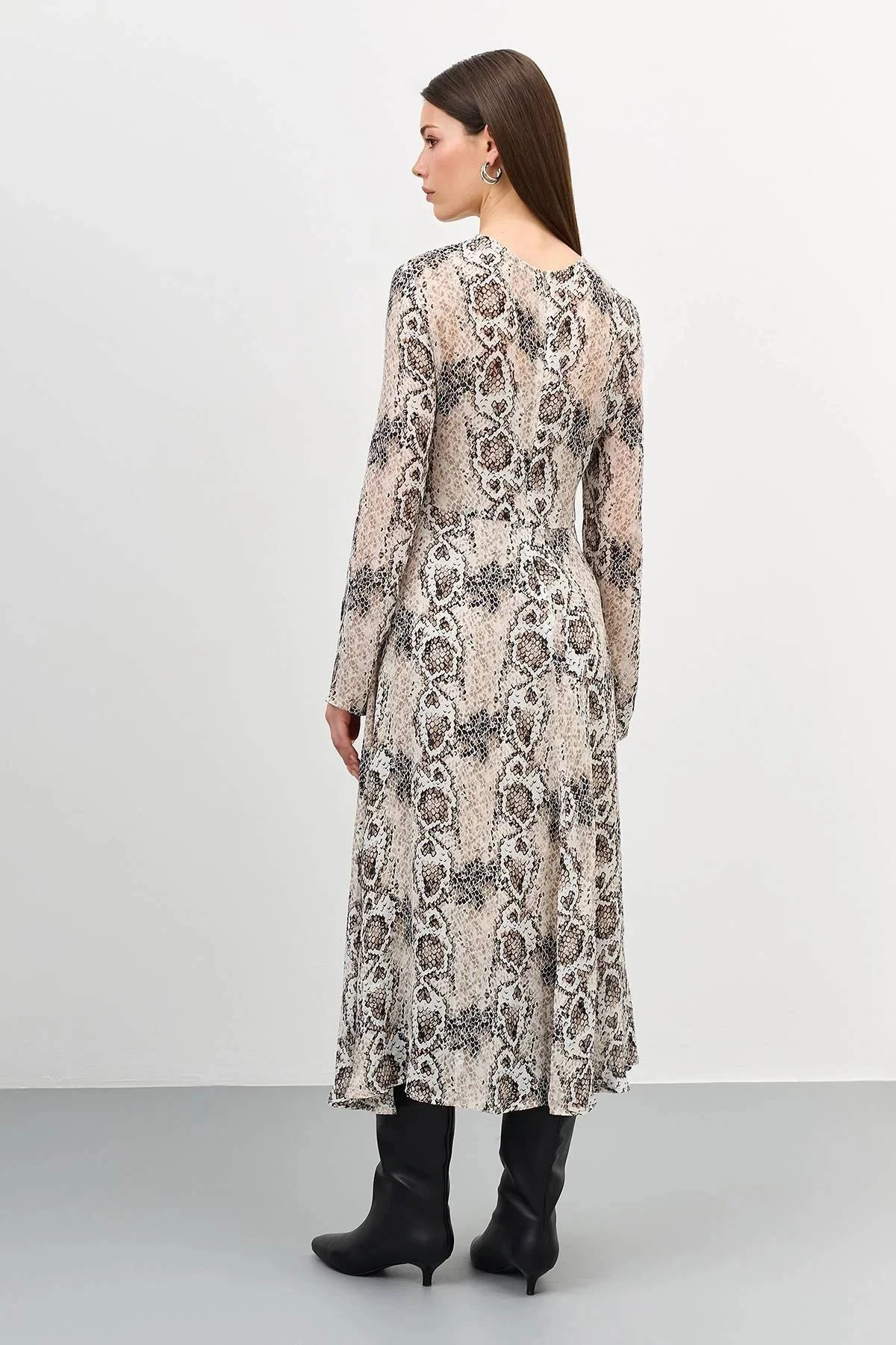 Платье-макси с анималистичным принтом,  48