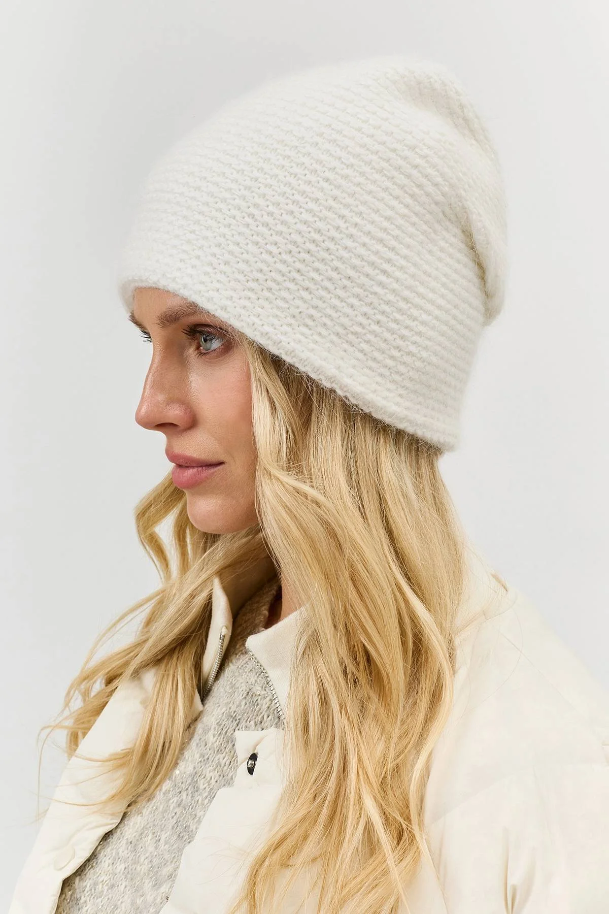 Белая шапка бини с ангорой и вискозой, One