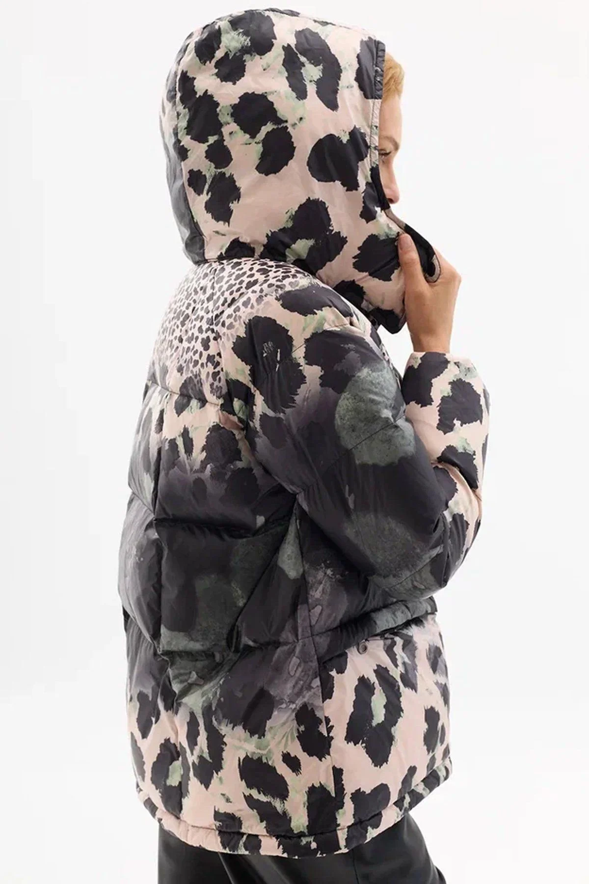 Яркая куртка с абстрактным принтом на натуральном утеплителе, 56р