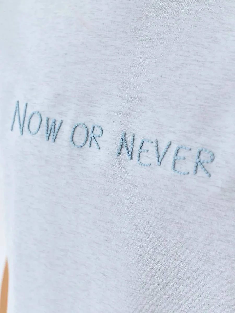 Меланжевая футболка с деликатной вышивкой, 48