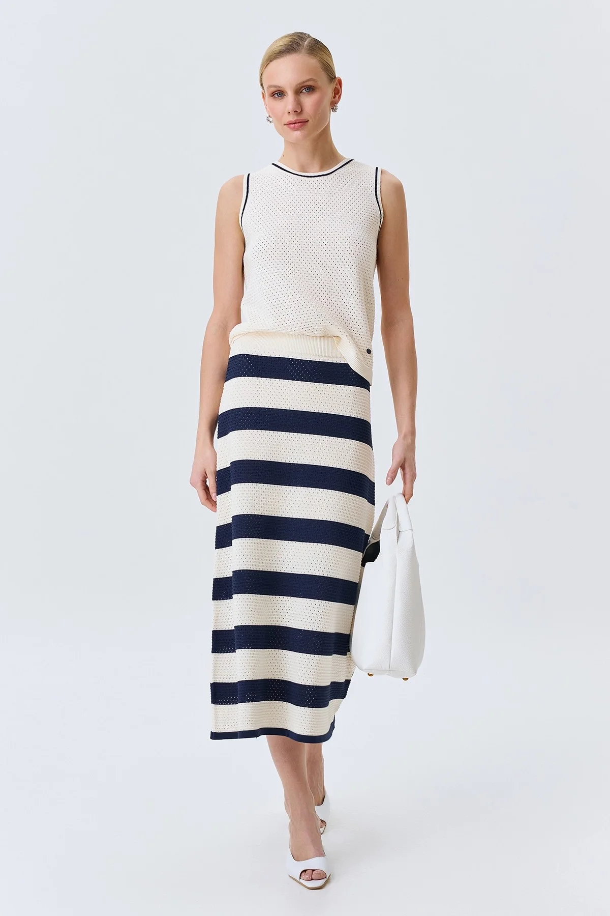 Ажурный топ с контрастными кантами, 44