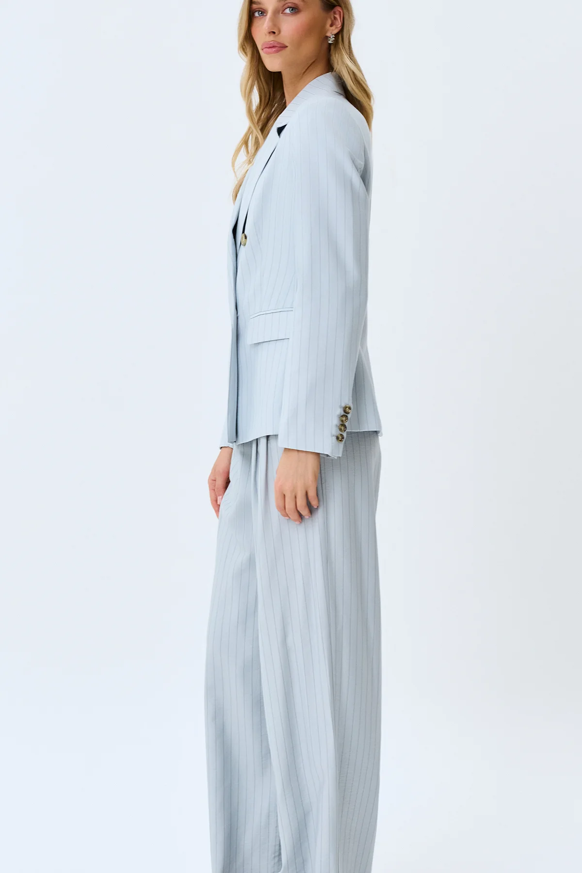 Элегантный жакет с акцентными золотыми пуговицами, 52