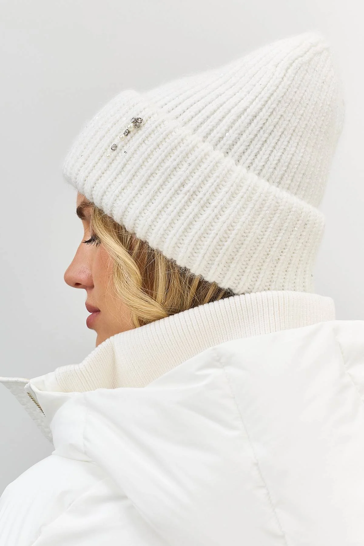 Белая шапка бини с минималистичным декором, One