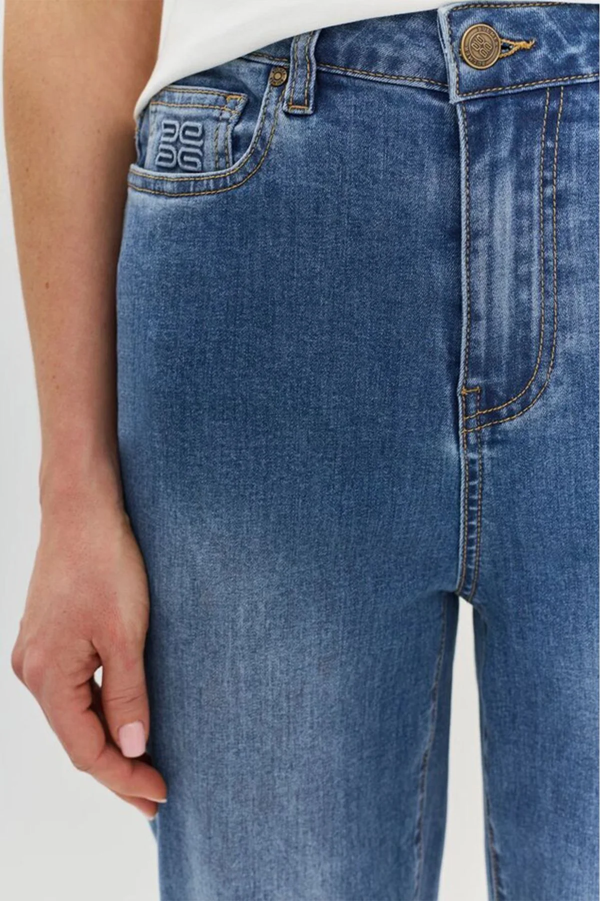 Джинсы с контрастной вышивкой на задних карманах и кокетке, 50р