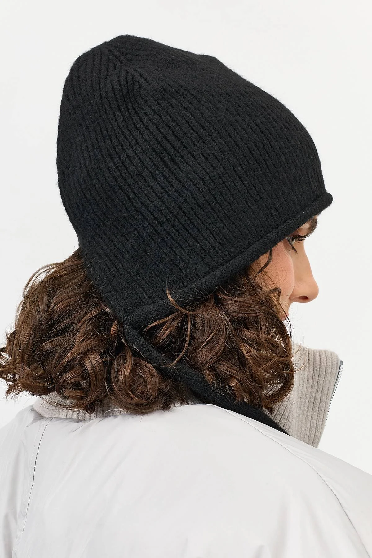 Черная шапка-чепчик с завязками, One