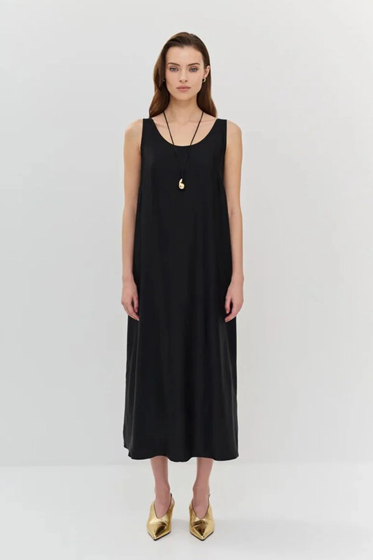 Классическое платье прямого кроя с круглым вырезом горловины, 42р