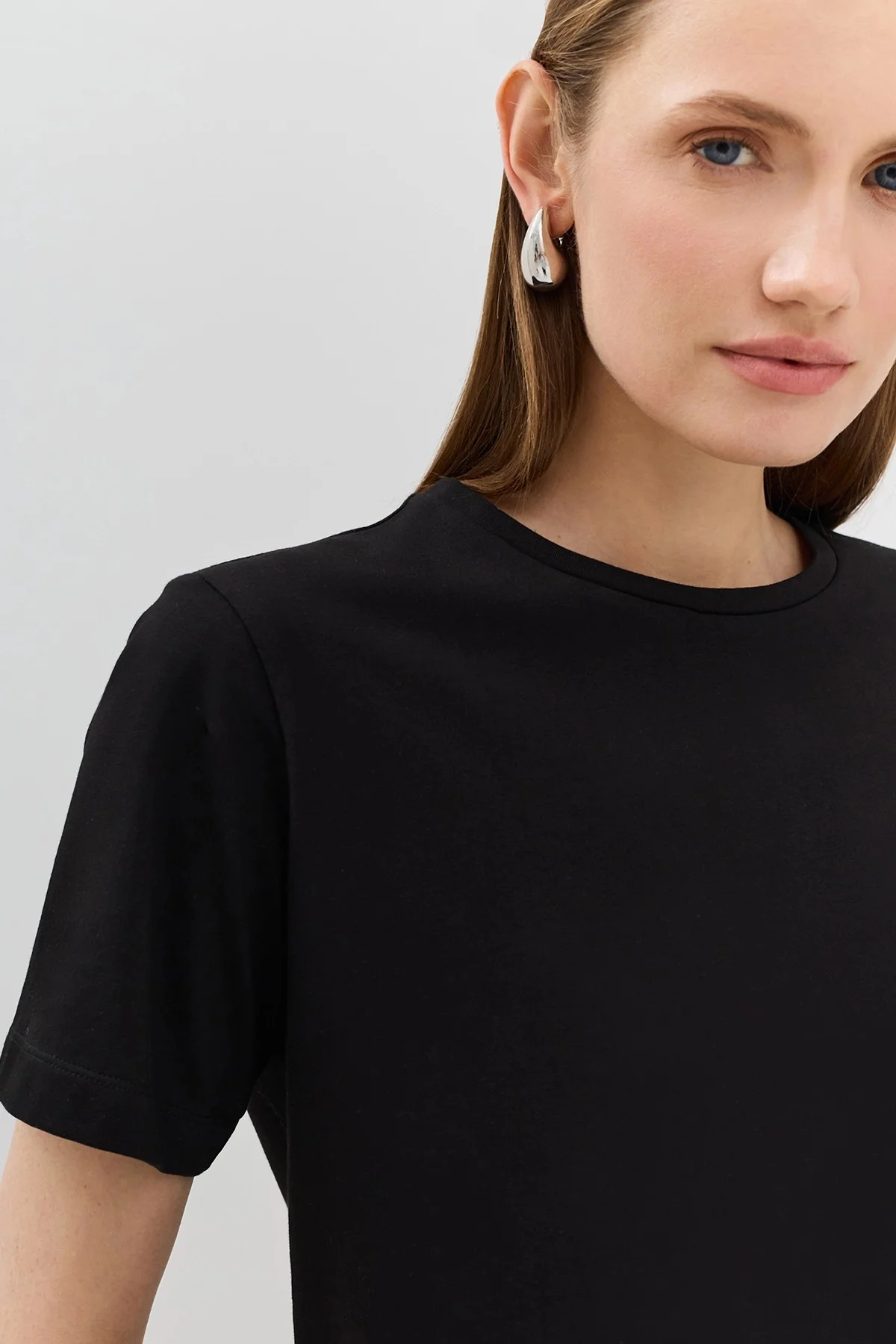 Базовая черная футболка из эластичного хлопка, 44