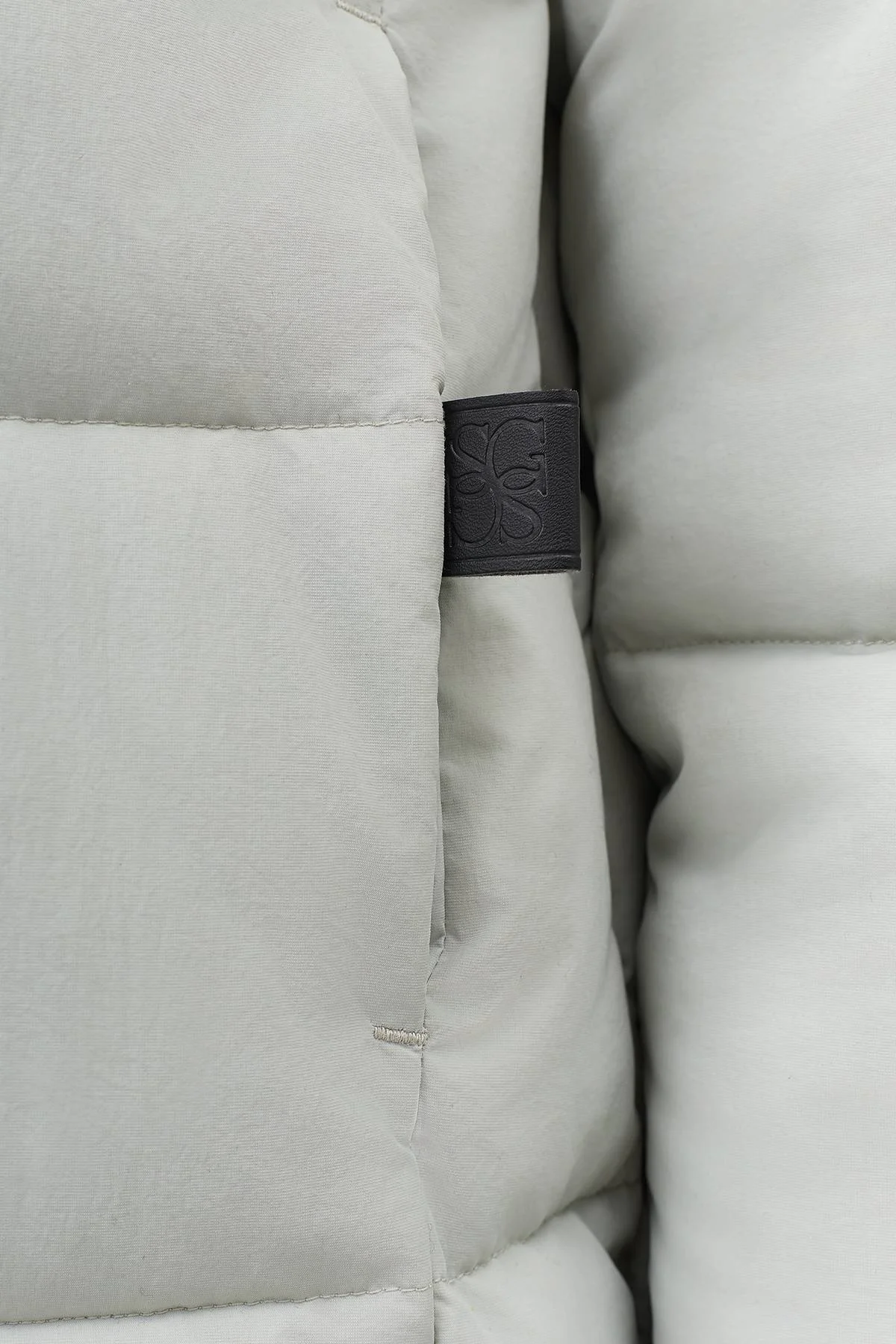 Лимитированная серия стеганое пальто с контрастной фурнитурой с палантином, 50