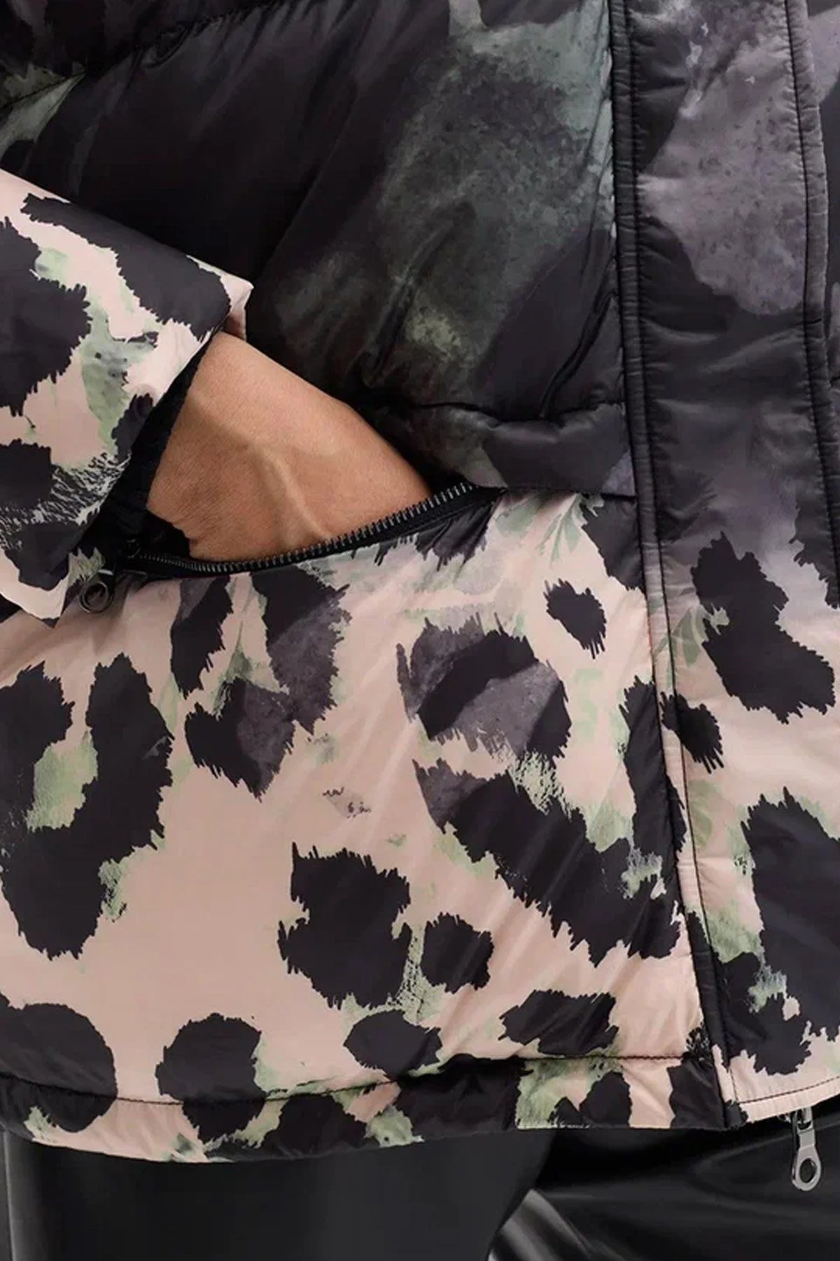 Яркая куртка с абстрактным принтом на натуральном утеплителе, 56р