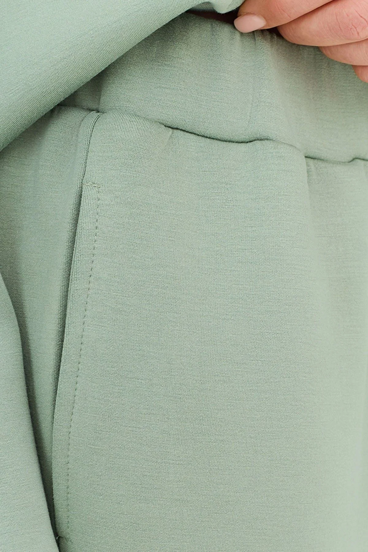 Брюки с брендированной вышивкой и резинкой на талии, 52р