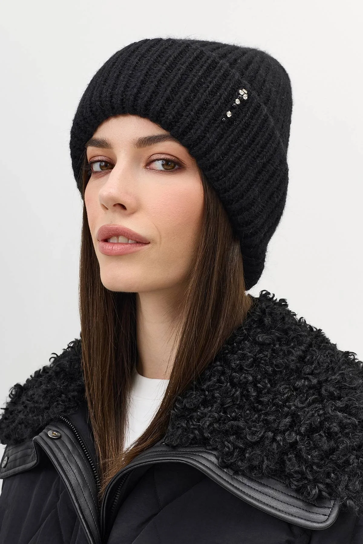 Черная шапка бини с минималистичным декором, One