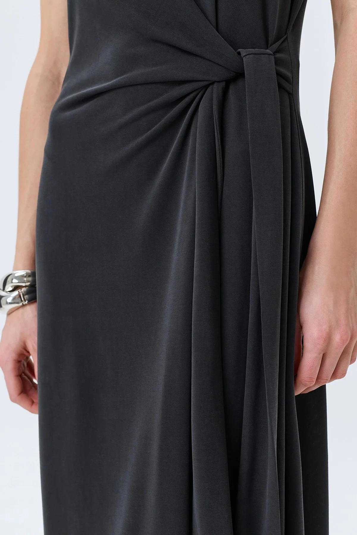 Элегантное платье с акцентной драпировкой, 44