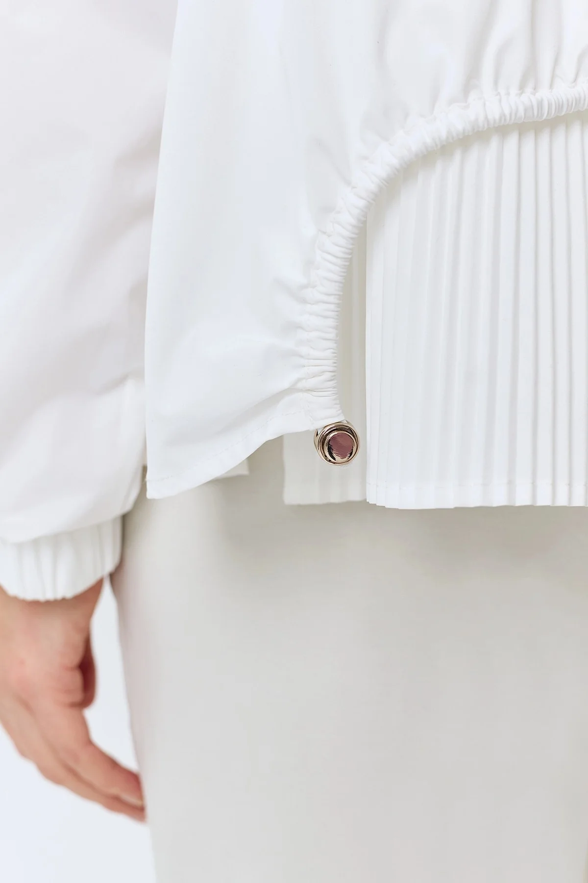 Легкая ветровка с капюшоном, 44