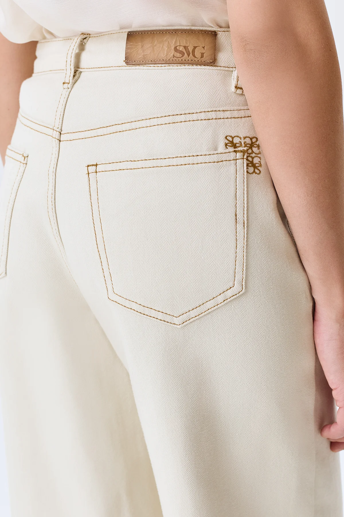 Светлые джинсы из фактурного денима, 50