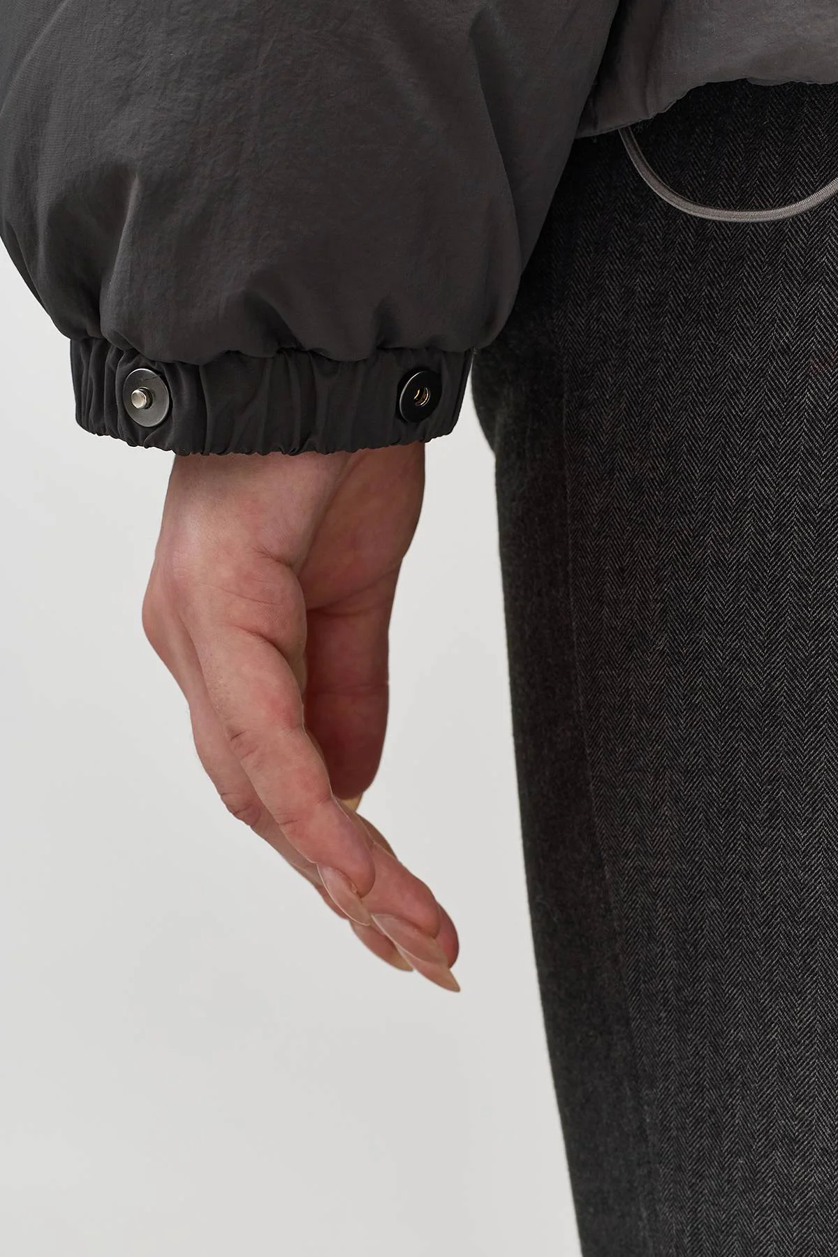 Лимитированная серия графитовая куртка с четким кроем и асимметрией с варежками, 50