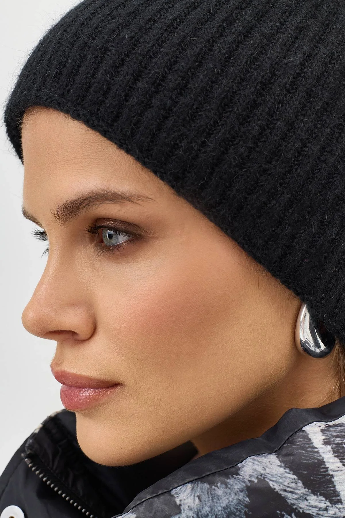Черная шапка в рубчик с ангорой, One