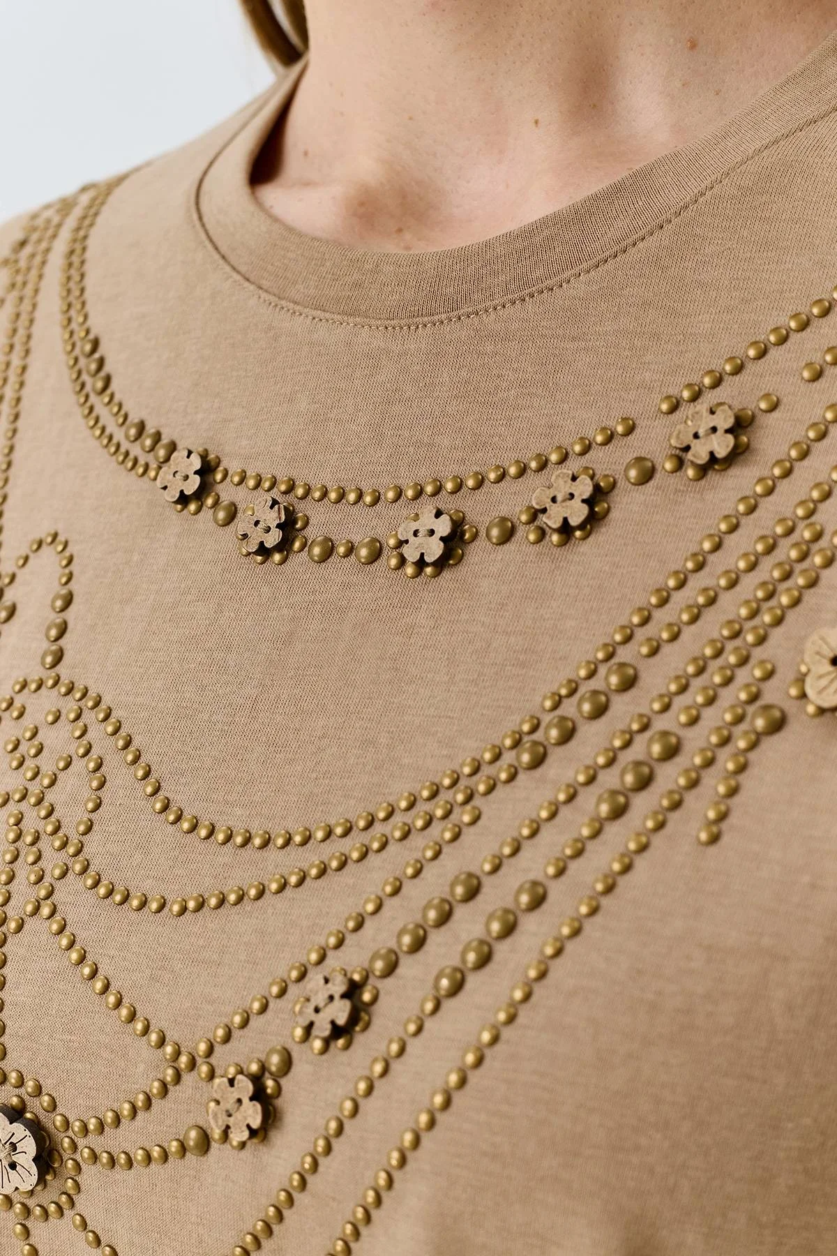 Футболка с акцентным декором, 44