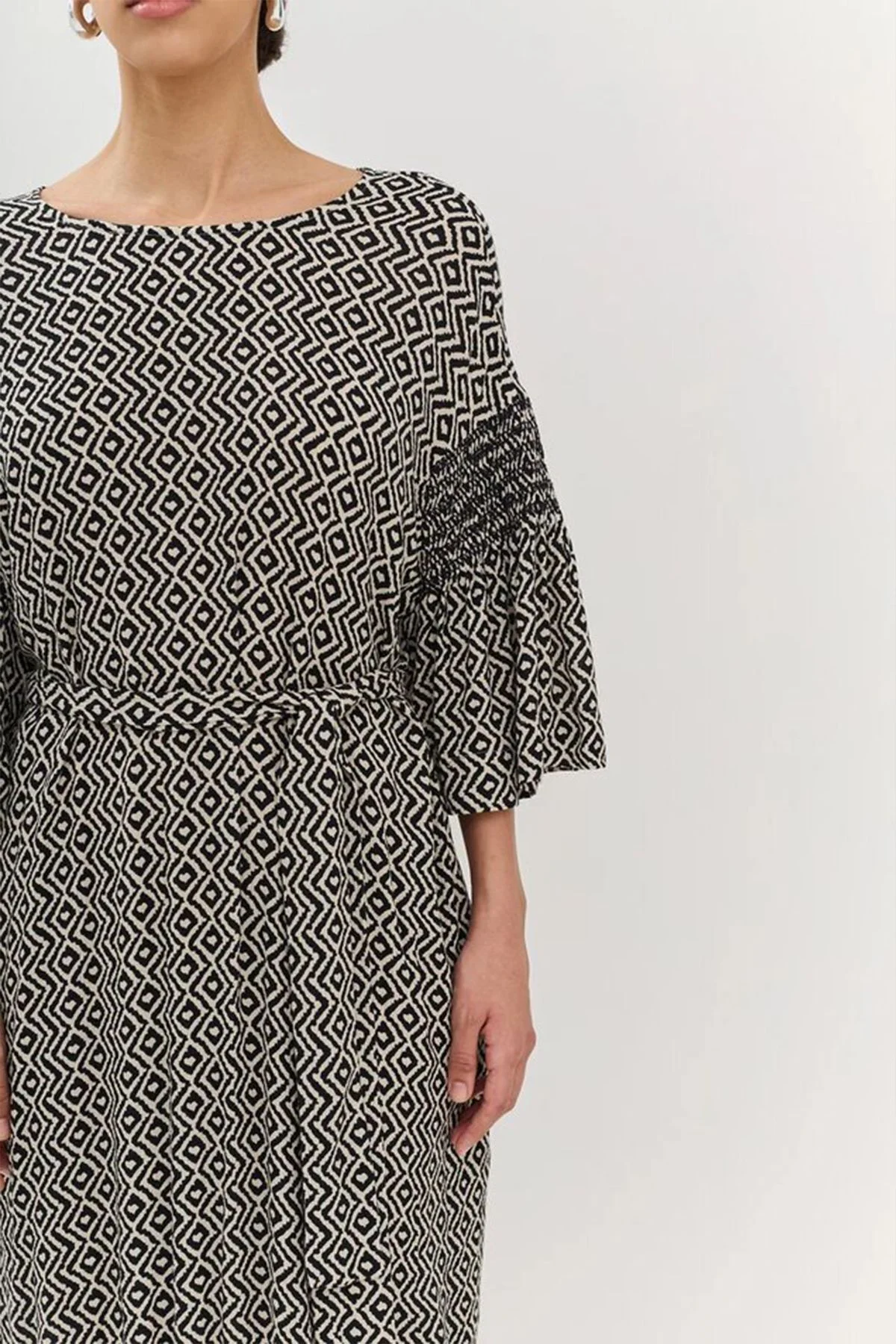 Стильное длинное платье с поясом и свободными рукавами, 50р