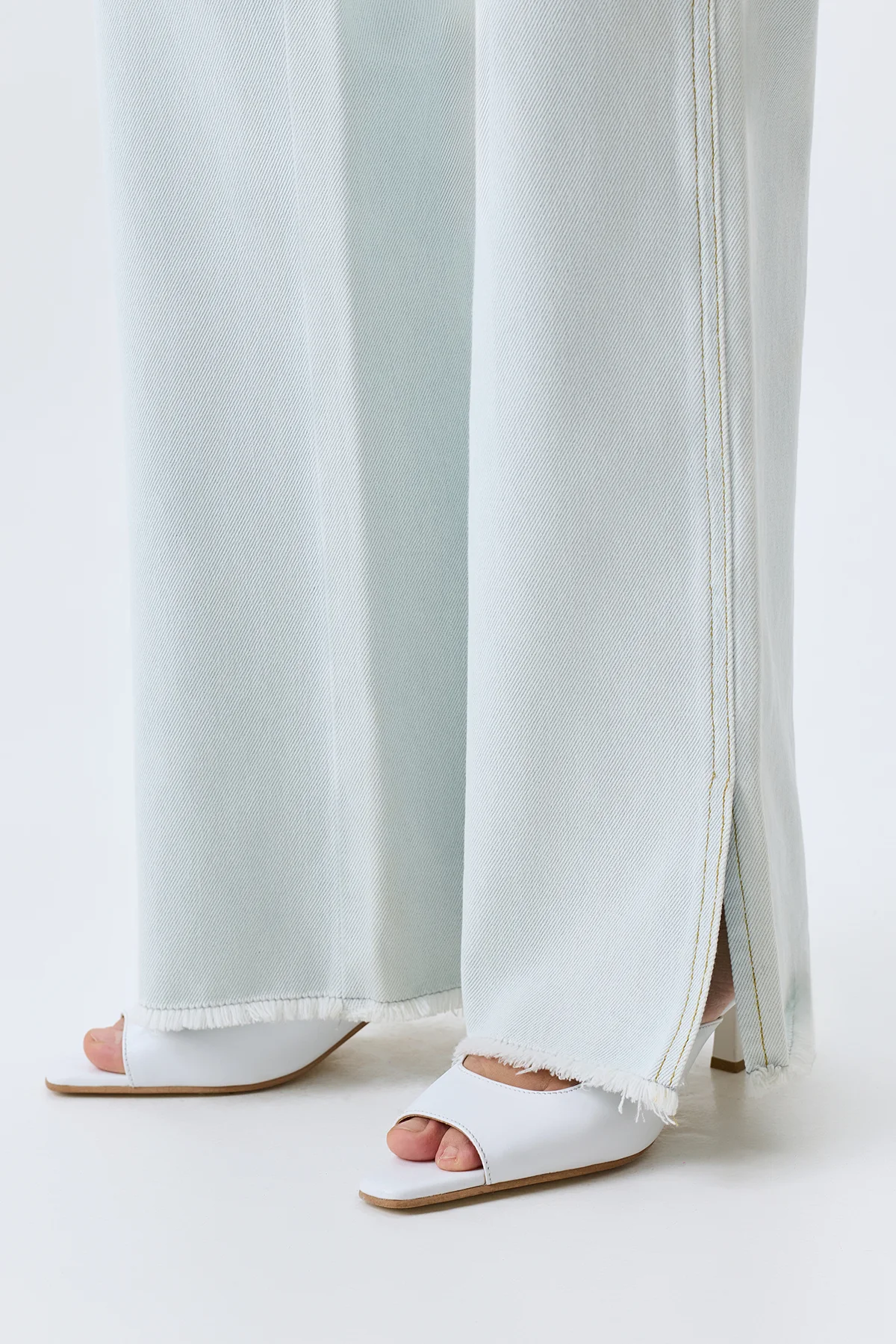 Светлые джинсы с разрезами, 42