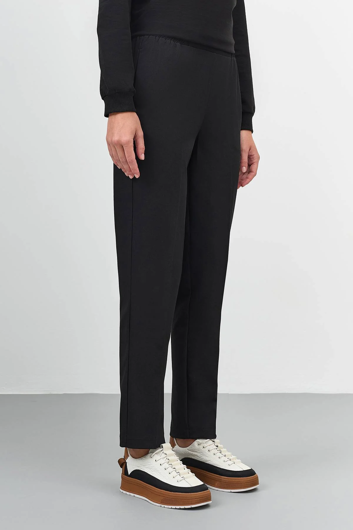 Черные брюки с карманами, 50