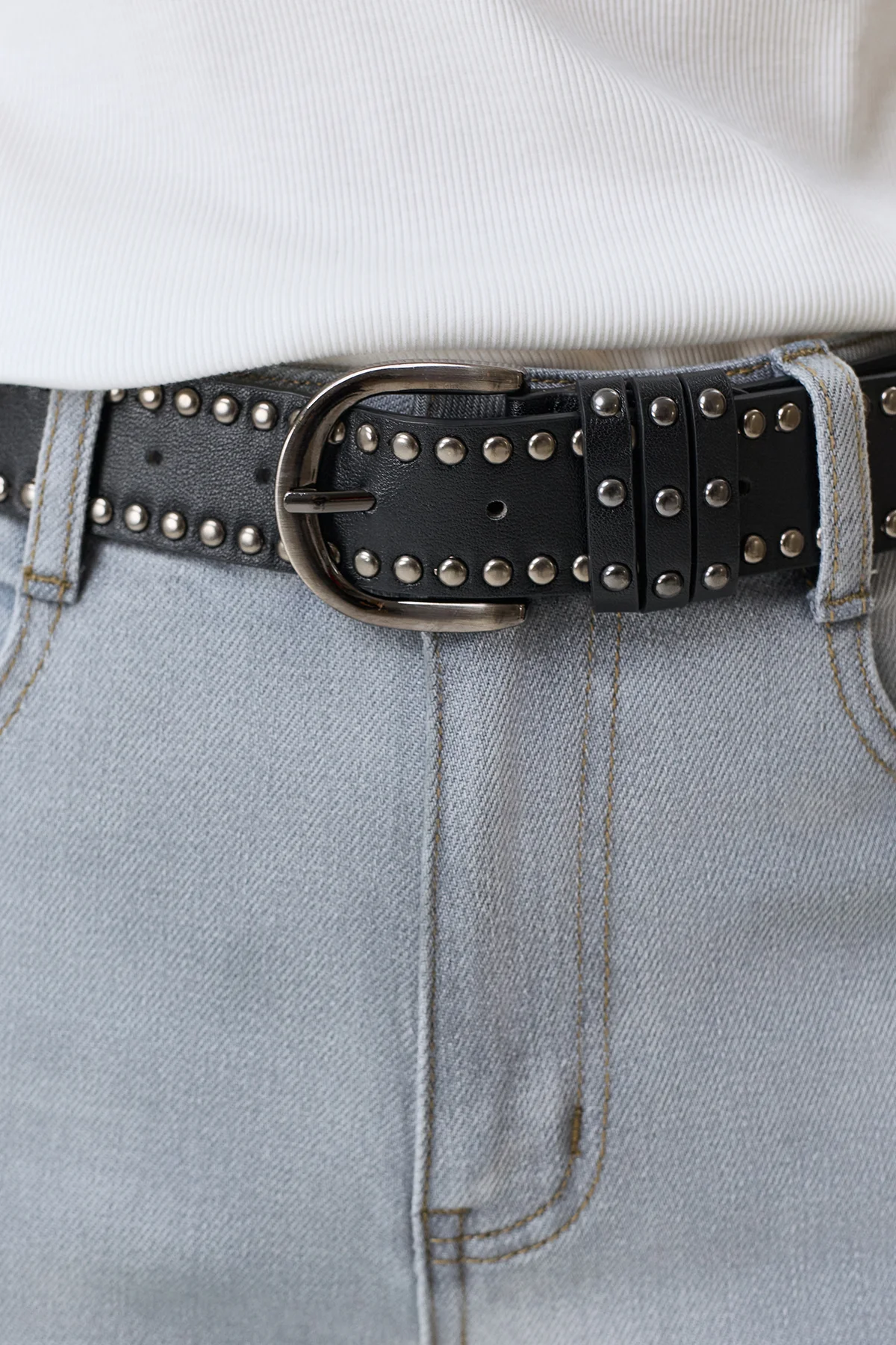 Широкий ремень с декоративными заклепками, M