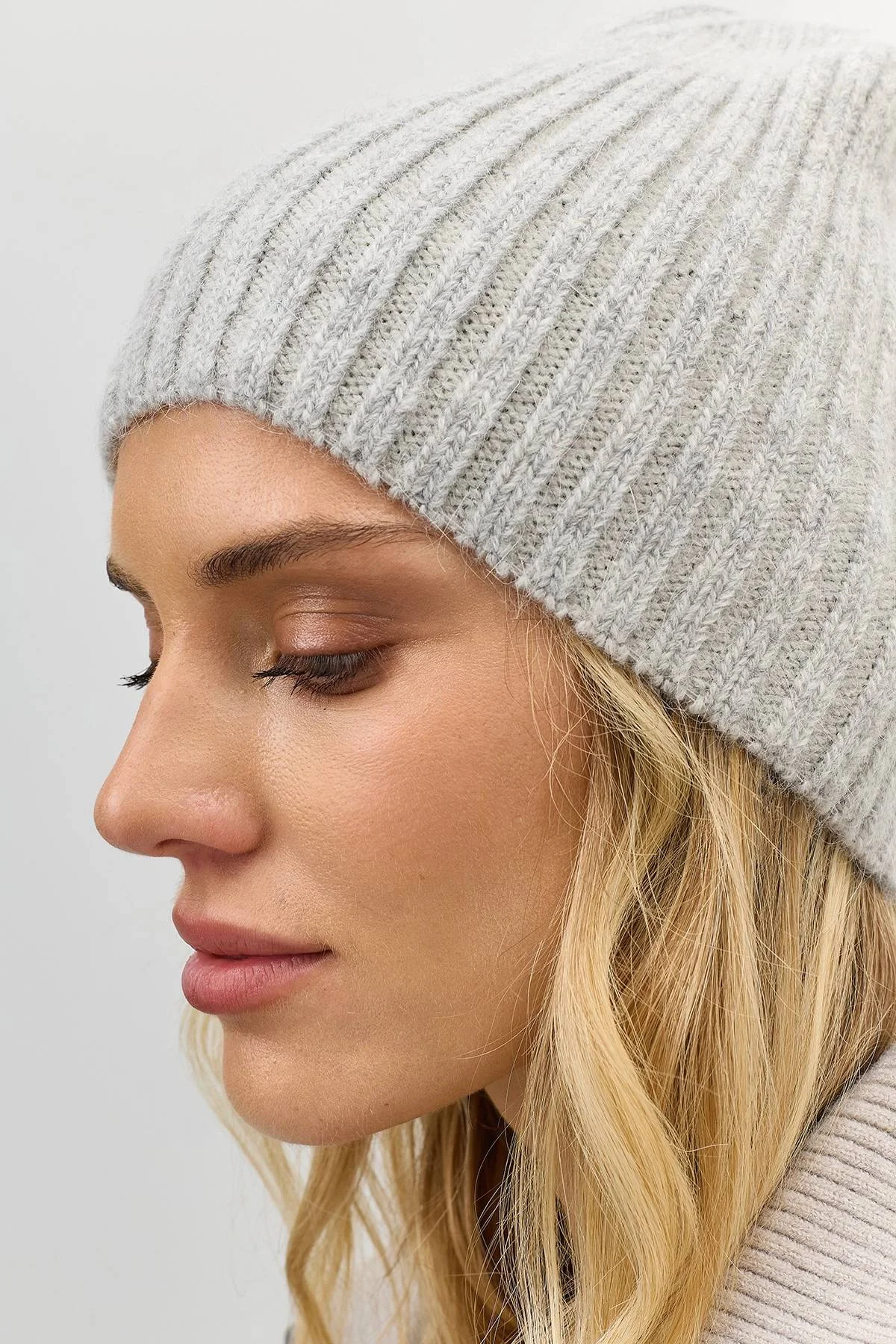 Серая шапка бини в рубчик с ангорой, One