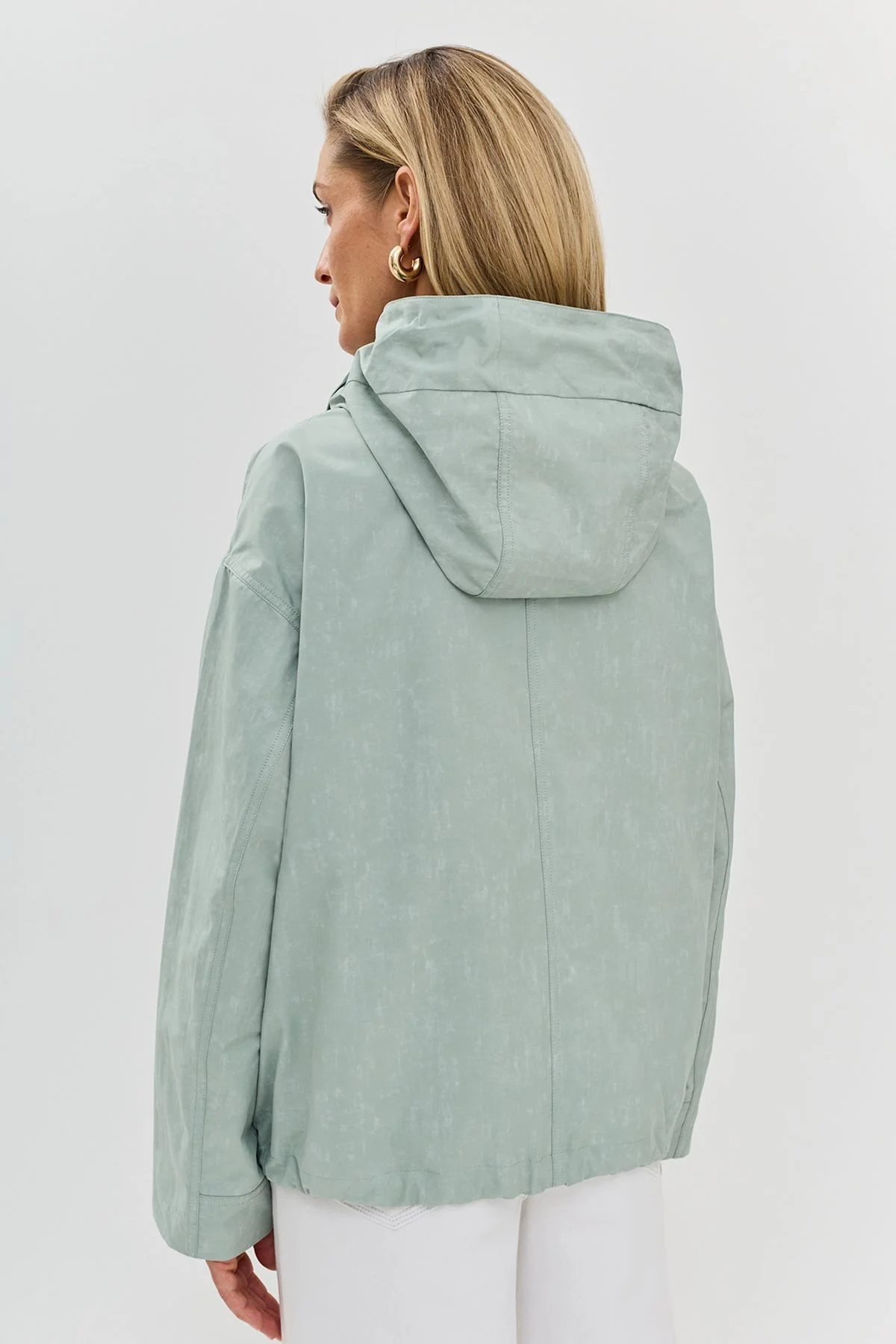 Комплект из куртки-ветровки и утепленного жилета в сером цвете, 52р